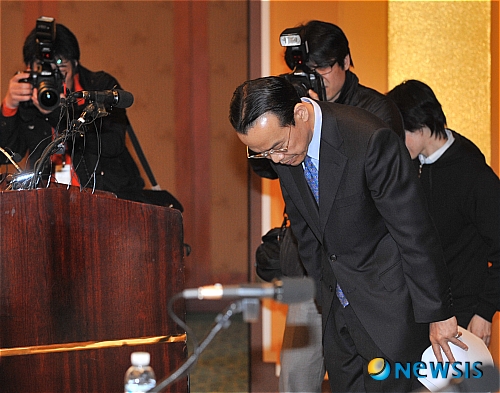 【서울=뉴시스】전진환 기자 = 6일 오전 한국토요타자동차 나카바야시 히사오 사장이 서울 웨스틴조선호텔에서 렉서스 및 토요타 차량의 제작결함 시정조치에 대한 사과표명 및 조치사항들에 대해 기자회견 전 고개숙여 사과하고 있다.&nbsp; amin2@newsis.com