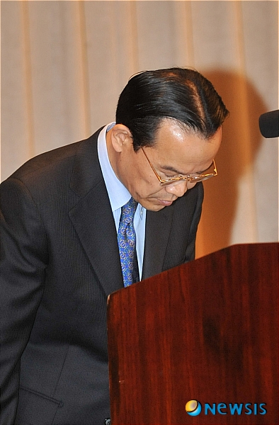 【서울=뉴시스】전진환 기자 = 6일 오전 한국토요타자동차 나카바야시 히사오 사장이 서울 웨스틴조선호텔에서 렉서스 및 토요타 차량의 제작결함 시정조치에 대한 사과표명 및 조치사항들에 대한 입장발표 전 고개숙여 인사를 하고 있다.&nbsp; amin2@newsis.com