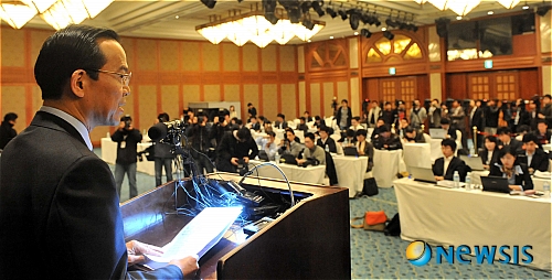 【서울=뉴시스】전진환 기자 = 6일 오전 한국토요타자동차 나카바야시 히사오 사장이 서울 웨스틴조선호텔에서 렉서스 및 토요타 차량의 제작결함 시정조치에 대한 사과표명 및 조치사항들에 대해 기자회견을 하고 있다.&nbsp; amin2@newsis.com