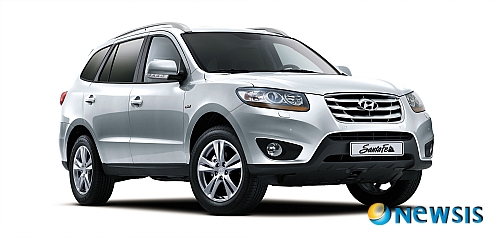 【서울=뉴시스】정병준 기자 = 현대자동차는 오는 8일 치열한 경쟁이 예상되는 SUV 시장에서 기존의 우위를 더욱 확고히 하기 위해 주행성과 안전성을 대폭 강화한 '2011년형 싼타페’와 ‘2011년형 베라크루즈를 출시한다.&nbsp; 이번 2011년형 싼타페의 가격은 ▲디젤 2WD 모델 2590만 원~3456만 원 ▲디젤 4WD 모델 3064만 원~3421만 원 ▲가솔린 모델이 2871만 원 ▲LPi 모델 2606만 원~2923만 원이다(자동변속기 기준).&nbsp; 2011년형 베라크루즈의 가격은 ▲디젤 2WD 모델 3299만 원~4340만 원 ▲디젤 4WD 모델이 3823만 원~4564만 원 ▲가솔린 모델이 3780만 원~4355만 원이다(자동변속기 기준).&nbsp; 사진은 이번에 새롭게 탄생한 2011년형 싼타페(사진=현대자동차 제공)./ photo@newsis.com 