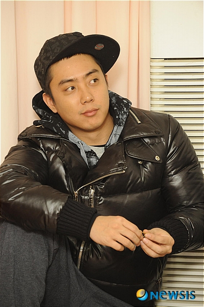 【서울=뉴시스】유상우 기자 = 가수 은지원(32)이 20일 하와이에서 이모(34)씨와 결혼한다. 결혼식을 올리기 위해 예비신부가 있는 하와이로 지난달 29일 출국했다.&nbsp; 은지원 측은 7일 “결혼식은 하와이의 관습에 따라 인근 해변에서 가족과 친지만 초대한 채 조촐하게 올릴 예정”이라고 밝혔다.&nbsp; 결혼 20여일을 남기고 미리 현지로 간 것은 “결혼준비를 하기 위해서”라며 “신혼여행은 하와이 인근에서 오붓하게 보낼 계획”이라고 전했다.&nbsp; 이씨는 은지원이 1994년 하와이 유학 시절 만난 첫사랑으로 미스코리아 하와이 출신이다. 축구선수 이동국(31)의 부인인 미스코리아 하와이 이수진(31)의 언니이기도 하다.&nbsp; 은지원은 방송 출연 일정 때문에 예식을 마치는대로 바로 돌아올 예정이다./swryu@newsis.com