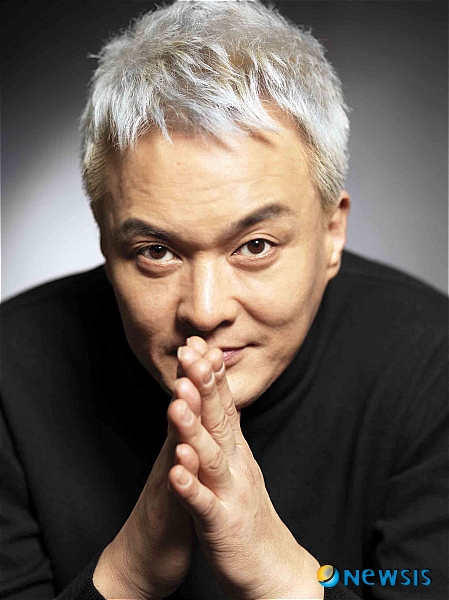 【서울=뉴시스】이재훈 기자 = 탤런트 조민기(45)가 일본에서 사진가로 활동한다. 5월 7~29일 도쿄 히가시 니혼바시의 도쿄 금산갤러리의 초청으로 아프리카를 테마로 한 첫 번째 일본 사진전 ‘라이브 아...프리카(Live A...Frica)’를 펼친다. 2006년부터 봉사활동을 위해 꾸준히 방문한 아프리카의 모습을 담은 사진들을 전시한다. 그 동안 조민기는 팬들과 함께 ‘더불어 우물’이라는 이름으로 아프리카에 우물을 파기 위한 모금 활동을 해왔다. 조민기는 “이번 전시를 통해 아프리카에 있는 어려운 어린이들과 마음을 나눴으면 좋겠다”며 “나의 아프리카를 향한 따뜻한 마음과 존중이 세상에 전해지길 바란다”고 밝혔다. 매니지먼트사 멘토엔터테인먼트는 “조민기가 출연한 ‘에덴의 동쪽’이 TBS를 통해 일본 전역에 방송된 후 조민기에 대한 관심이 높아지면서 일본 현지에서 요청이 들어왔다”고 전했다. 국내에서도 사진가로 활동 중인 조민기는 8일부터 5월30일까지 세종문화회관에서 ‘진실의 순간’이라는 전시를 여는 미국의 사진가 스티브 맥커리(60)와도 곧 만날 예정이다./realpaper7@newsis.com