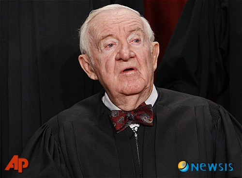 스티븐스 前대법관 "캐버노, 대법관 자질 부족"