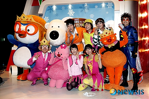 【서울=뉴시스】진현철 기자 = EBS가 28일 서울 올림픽공원 평화의광장에서 ‘EBS 캐릭터 대잔치’를 벌인다. ‘모여라 딩동댕’ 공개방송도 녹화한다. 공사창립 10주년 기념 이벤트다. 오후 1시에는 EBS의 캐릭터들이 총출동하는 특별공연 ‘최고의 캐릭터를 찾아라!’를 펼치고, 오후 4시에는 EBS의 간판 유아프로그램 ‘모여라 딩동댕’의 500회 특집을 녹화한다. 20일까지 EBS 홈페이지로 신청하면 방청객 2400명을 뽑는다. 당첨자는 22일 공지한다. EBS는 이날 낮 12시부터 ‘캐릭터 존’을 현장에 설치해 ‘방귀대장 뿡뿡이’, ‘뽀로로’ 등 캐릭터들과 사진찍기, 팬 사인회 등을 연다./agacul@newsis.com