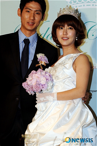 【서울=뉴시스】허경 기자 = 11일 오후 서울 역삼동 르네상스 호텔에서 그룹 S.E.S 출신 가수 슈(본명 유수영)와 농구선수 임효성이 결혼식을 앞두고 기자회견을 갖고 있다. neohk@newsis.com 