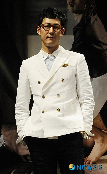 【서울=뉴시스】김종현 기자 = 13일 오전 압구정동 CGV극장에서 열린 영화 '하녀' 제작발표회에 참석한 이정재가 밝은 모습으로 포즈를 취하고 있다.&nbsp; kim-jh@newsis.com