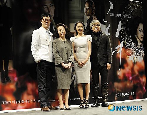 【서울=뉴시스】김종현 기자 = 13일 오전 압구정동 CGV극장에서 열린 영화 '하녀' 제작발표회에 참석한 이정재, 윤여정, 전도연, 임상수 감독(왼쪽부터)이 밝은 모습으로 포즈를 취하고 있다.&nbsp; kim-jh@newsis.com