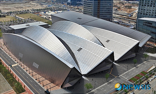 【인천=뉴시스】김재경 기자 = 지난 2008년 10월 개관한 송도커벤시아가 13일 아시아 지역 컨벤션센터 최초로 세계적인 권위를 자랑하는 친환경건축물 등급시스템인 LEED-NC(Certified in Leadership in Energy and Environmental Design-New Construction) 인증 등급을 획득했다.&nbsp; 이 건물은 NSIC가 1500억 원을 투입, 인천시에 기부한 인천의 랜드마크 시설물이다. <관련기사 있음>&nbsp; kjk0017@newsis.com