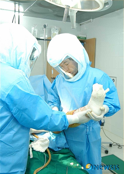 【서울=뉴시스】진현철 기자 = 가까운 거리는 자전거로 이동하고 아침에 자전거로 운동을 하는 최모(68)씨는 최근 몇 달 간 자전거를 탈 수 없었다. 무릎의 퇴행성 관절염으로 인해 페달을 밟으면 통증이 더욱 심해졌기 때문이다.&nbsp; 말기 퇴행성관절염이었던 최씨는 인공관절수술을 받았다. 이후 6개월, 최씨는 다시 자전거를 탈 수 있게 됐다.&nbsp;&nbsp; 인공관절수술은 관절염으로 손상된 관절 연골 부분을 잘라내고 남은 자리에 특수 금속으로 만들어진 인공관절을 삽입, 관절을 대체하는 것이다. 강서 나누리병원 김영호 원장은 “인공관절 수술은 최근 수술법과 인공관절물의 발달로 수술 후 관리가 잘 이뤄진다면 20~30년 정도를 자신의 관절처럼 사용할 수 있다. 걷기나 계단 오르기는 물론이고 수영, 자전거 타기, 가벼운 등산 등 운동도 통증 없이 즐길 수 있다”고 밝혔다.&nbsp; 자전거는 관절염 예방과 관절 수술 후 회복에도 도움이 되는 운동이다. 자전거를 꾸준히 타면 관절에 부담을 주지 않으면서도 적절한 강도로 다리 근육이 강화돼 퇴행성 관절염 등 무릎 관절 질환을 예방할 수 있다. 그러나 잘못된 자세로 자전거를 탈 경우에는 오히려 관절에 독이 되기도 해 자전거를 타는 올바른 방법을 숙지하는 것이 중요하다.&nbsp; 자전거 페달을 굴릴 때 자전거 몸체가 양쪽 허벅지와 서로 1직선이 되도록 한 상태에서 페달을 돌려야 무릎의 근육과 인대가 미세하게 틀어지지 않아 무릎관절에 부담을 줄일 수 있다. 오르막 길을 자전거로 오를 때에는 페달을 저을 때 무릎과 발목에 과도하게 힘이 들어가 관절에 부담을 줄 수 있으므로 장시간 오르막 길을 자전거로 이동하는 것은 삼가하는 것이 좋다. 안장 높이도 중요하다. 안장에 앉은 상태에서 양 발끝이 지면에 완전히 닿지 않을 정도가 좋다. 안장이 너무 낮으면 무릎이 심하게 굽혀지고 너무 높으면 페달에 발이 닿지 않기 때문이다.&nbsp; 김 원장은 “달리기 같은 운동은 무릎에 체중 부하를 주지만 자전거는 앉아서 타는 만큼 무릎관절에 부담을 주지 않고 즐길 수 있는 운동이다. 특히 다리 근력을 키울 수 있어 무릎 관절염을 예방할 뿐 아니라 관절염치료에도 도움이 된다. 만약 인공관절수술 후에 자전거를 타는 경우라면 수영이나 물 속에서 걷는 운동으로 관절의 유연성을 길러준 후 실내에서 타는 고정식 자전거부터 시작하는 것이 좋다”고 권했다./agacul@newsis.com 