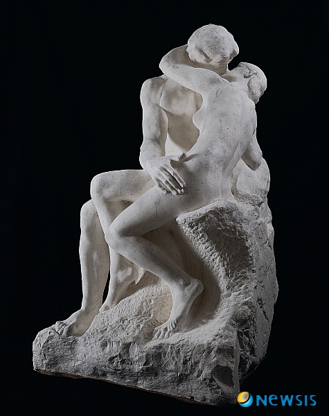 【서울=뉴시스】유상우 기자 = 근대 조각의 선구자로 통하는 프랑스 조각가 오귀스트 로댕(1840~1917)의 작품을 한꺼번에 볼 수 있게 됐다. 서울시립미술관이 30일부터 8월22일까지 ‘신(神)의 손, 로댕’전을 연다.&nbsp; 로댕의 삶과 예술을 조망하는 대규모 회고전이다. 청동과 석고, 대리석 등 조각 113점과 드로잉 42점, 사진 25점 등 180여점을 선보인다. 로댕의 연인으로 비극적인 삶을 마감한 조각가 카미유 클로델(1864~1943)과의 러브 스토리도 작품을 통해 공개된다.&nbsp; 그동안 파리 로댕미술관을 떠나 해외로 반출되지 않은 작품들도 있다. 대리석 가운데 대표작인 ‘신의 손’과 작가가 직접 빚어낸 초대형 채색석고작 ‘생각하는 사람’은 첫 해외 나들이다.&nbsp; 서순주(50) 전시 총감독은 “회화위주의 상업성보다는 심도 있는 미술사적 의미에 초점을 두고 기획했다”며 “로댕의 예술세계를 종합적이고 심층적으로 보여줄 수 있는 전시”라고 소개했다.&nbsp; 최대의 역작 ‘지옥문’에 등장하는 ‘생각하는 사람’, ‘아담’, ‘이브’를 비롯해 클로델과의 사랑에서 영감을 얻어 탄생한 ‘입맞춤’, 그리고 ‘발자크’, ‘신의 손’, ‘칼레의 시민’, ‘빅토르 위고’ 등과 마주할 수 있다.&nbsp; 로댕의 조각은 실제 모델의 움직임이나 포즈를 통해 인체의 역동성을 바탕으로 완성됐다. 이를 위해 1만여점에 달하는 드로잉을 했다. 이번 전시는 대부분 여체의 움직임과 아름다움을 표현한 작품들로 구성된다.&nbsp; 서 감독은 “작가의 생사에 관계없이 일반적으로 12점의 에디션이 가능한 청동작품보다는 작가의 손길이 묻어있는 석고작품을 다량 엄선했다”며 “석고작품은 보관과 운반의 위험성으로 로댕 미술관에서 대여를 하지 않는 작품이지만 이번 전시를 위해 특별히 선정해 들여왔다”고 밝혔다. 성인 1만2000원, 청소년 1만원, 어린이 8000원. 1577-8968/swryu@newsis.com 