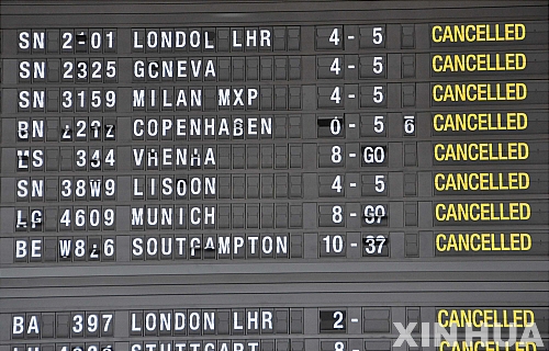 【브뤼셀=신화/뉴시스】아이슬란드 화산 폭발로 화산재가 하늘을 뒤덮으면서 유럽 항공기 운항이 전면 중단 사태를 맞고 있는 가운데 15일(현지시간) 벨기에 브뤼셀 국제공항에서 항공편 취소를 알리고 있다. 