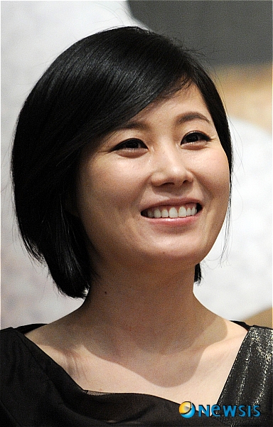 【서울=뉴시스】조수정 기자 = 작가 리 홀(Lee Hall)의 신작 연극 '광부화가들(번역.연출 이상우)' 기자간담회가 열린 16일 서울 중구 명동예술극장에서 배우 문소리가 취재진의 질문에 답하던 중 미소짓고 있다.&nbsp; 영국의 북부 탄광촌 출신으로 캠브리지 대학을 졸업하고 세계적인 작가가 된 리 홀은 '빌리 엘리어트'에서 발레라는 예술이 왜 필요한지 이해하지 못하는 탄광촌 사람들을 극에 등장시킨 반면 '광부화가들' 에서는 평범한 광부들이 미술감상 수업을 통해 화가가 되어가는 이야기를 그렸다. 배우 문소리, 권해효 등이 출연하는 연극 광부화가들은 내달 5일부터 30일까지 명동예술극장에서 공연된다.&nbsp;&nbsp;&nbsp; chocrystal@newsis.com