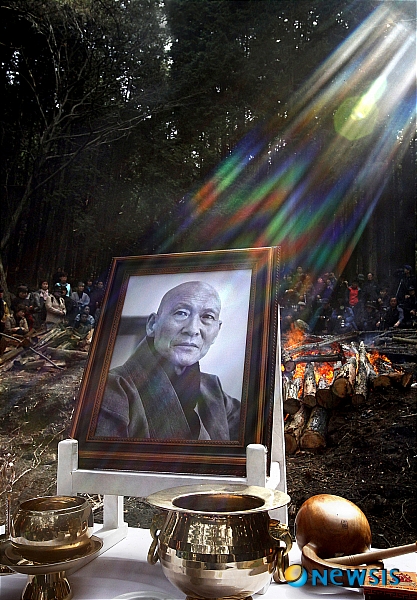 【서울=뉴시스】조수정 기자 = 한국사진기자협회(회장:손용석)는 캐논코리아 컨슈머이미징(주)의 후원 하에 제87회 이달의 보도사진상을 선정했다.&nbsp; spot, general news, feature등 9개 부문에서 전국 신문 통신사등 소속회원 500여 명이 지난 3월 취재 보도사진 작품 중에서 각 부문별로 인터넷 심사를 거쳐 선정된 수상작은 다음과 같다.&nbsp; -spot news '흉악범의 얼굴' 송봉근기자(중앙일보) -general news '근심 가득한 故한주호 준위' 정연호(서울신문) -portrait '이랑 대한타투협회 회장' 신인섭기자(중앙일보) -sports '마이 볼!' 김두홍기자(스포츠월드) -feature '열반의 빛 타고 가신 법정스님' 전민규(중앙시사) -nature '송골매의 사랑' 김연수기자(문화일보) -art&entertainment '이제는 4D다' 정동수기자(전자신문) -시사스토리 '근로올림픽 있다면 금메달, 대한민국은 야근중' 홍인기기자(한국일보) -생활스토리 '일편단심 매사냥 40년' 최재영기자(중앙시사). (사진=한국사진기자협회 제공)&nbsp; photo@newsis.com