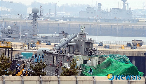 【평택=뉴시스】사진공동취재단 = 18일 평택 해군2함대사령부 안에서 천안함 함미 부분에 민군합동조사단이 조사 작업을 하고 있다.&nbsp; photo@newsis.com