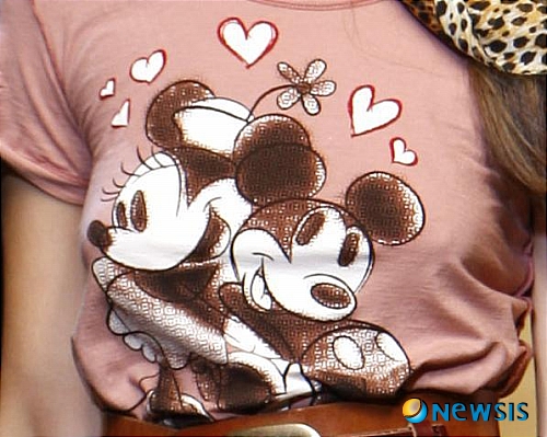 【서울=뉴시스】원추의 [오늘의 운세] 2010년 4월20일 화요일 (음력 3월7일·곡우·장애인의날)&nbsp; ▶ 쥐띠 = 기량을 마음껏 발휘할 기회가 왔다. 노력의 대가는 반드시 있을 것이다. 1·7·10월생 ㅎ·ㅂ·ㅊ 성씨 애정문제는 신경쓰지 않아도 접근해 오는 사람이 있을 듯. 기혼자는 조심하고 미혼자는 심사숙고해서 기회를 포착하라.&nbsp; ▶ 소띠 = 자기관리를 확실히 한다면 존경받을 수 있겠다. 73년생 ㅂ·ㅇ·ㅈ 성씨 자신을 필요로 하는 자리가 나타나겠다. 기회는 항상 오는 것이 아니니 잘 분별하도록. 냉정한 판단이 요구됨. 파란색·흰색 길.&nbsp; ▶ 범띠 = 의인의 길은 항상 외로운 법. 그렇더라도 중도에 포기하지 말고 전진하라. 3·5·6월생 주위에 시비가 생기면 피함이 좋겠다. 변동하는 일에 자신감을 갖도록. 개·용·돼지띠가 도울 될 수.&nbsp; ▶ 토끼띠 = 남의 말에 현혹되지 말고 소신대로 밀고 나감이 좋겠다. 2·5·7월생 한순간의 분노를 참으면 매사가 태평할 듯. 신념을 굽히지 않고 임무를 다할 때 뜻한 바를 성취할 수 있겠다.&nbsp; ▶ 용띠 = 새로운 동업자가 나타날 것이다. 신중히 검토해서 결정하라. 7·8·9월생 시작이 잘못된다면 후일에 힘겨운 일 겪을 수 있으니 조심하라. 서남간이 길하고 노란색을 가까이 하면 지출과다.&nbsp; ▶ 뱀띠 = 진행상 득과 실이 교차되는 운. 내실을 기하고 현상유지에 만족하라. 부부간에도 화합해야 사업도 순조롭다. 2·9·11월생은 이탈조심. 무슨 일이든지 침착하게 처리함이 좋을 듯. 동료 간에 친분 가져라.&nbsp; ▶ 말띠 = 자신을 보호하기 위해 거짓을 반복한다면 결국은 파멸할 수 있으니 조심하도록. 4·6·10월생은 자기 판단을 믿어라. 1·2·5월생 자녀에게 더욱 관심 가져야 할 듯.&nbsp; ▶ 양띠 = 자신은 아무리 피하려고 애쓰지만 어려운 일이 계속해서 닥칠 수 있으니 조심하도록. 때가 있다. 1·9·11월생 애정으로 난관에 처할 수. 대책이 요구됨. 서북쪽이 길하다. 돼지·뱀·원숭이띠를 경계할 것.&nbsp; ▶ 원숭이띠 = 과거에 연연하기보다는 지나간 날들의 아픔을 거울삼아 다시는 반복되지 않도록 노력하라. ㅈ·ㅁ·ㅎ 성씨 무슨 일을 시작도 하기 전에 겁부터 먹지 말고 자신감을 갖고 임하도록. 6·8·9월생 동업을 하면 원망소리 높아진다.&nbsp; ▶ 닭띠 = 혼자서 넋두리를 해본들 속이 시원하지가 않다. 답답할 때는 친구들과 한바탕 수다라도 실컷 떨면서 스트레스를 풀어라. 사업은 은근히 찾아오는 환희에 빛이 날 듯. 매매건은 4·5·12월생 서남간에 닭·뱀·원숭이띠가 힘이 되겠다.&nbsp; ▶ 개띠 = 이권에 너무 집착하다보면 목적이 늦어진다. 사업 구상은 원만하나 자금조달이 힘들다. 1·2·10월생 아내의 힘이 필요. 쥐·말·토끼띠가 도움 줄 듯. 오랜만에 찾아오는 행운을 잡을 수. ㅅ·ㅌ·ㅎ 성씨 성급한 행동은 오히려 해가된다.&nbsp; ▶ 돼지띠 = 동서로 마음이 분주하니 신상에 어려움이 있을 듯. 특히 친지간에 불화가 예상되니 언행에 각별한 조심. 4·5·6월생 남쪽에서 도움 있을 듯. 애정은 후회와 원망 말고 자신 있게 도전해 변화를 과감히 하라./구삼원 원장 02-959-8493·010-5584-9393 