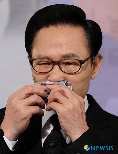 【서울=뉴시스】남강호 기자 = 이명박 대통령이 19일 오전 생중계된 '천안함 희생장병 추모 라디오·인터넷 연설'에 출연, 희생된 장병들의 이름을 하나하나 거명한 후 이례적으로 눈시울을 붉히며 연설을 하고 있다. (사진=청와대 제공)&nbsp; photo@newsis.com 