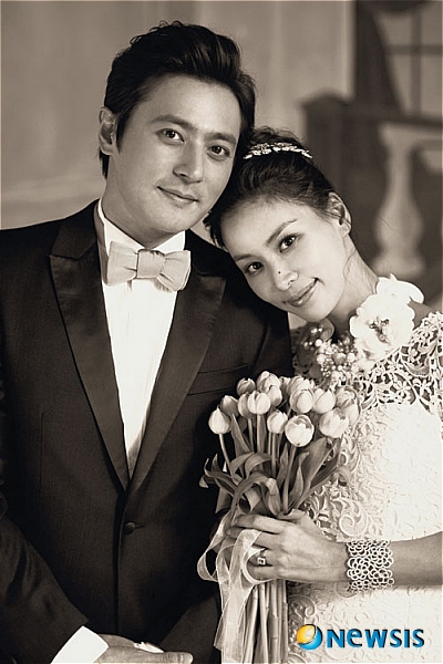 【서울=뉴시스】이재훈 기자 = 5월에 결혼하는 올리는 장동건(38)·고소영(38) 커플이 웨딩사진과 함께예식 준비상황을 알렸다.&nbsp; 21일 매니지먼트사 에이엠엔터에 따르면, 5월2일 오후 5시 서울 장충동 신라호텔에서 열리는 장·고 커플의 결혼식에는 양가에서 500여명이 참석한다.&nbsp; 결혼식의 아트디렉팅은 플로리스트 제프 레섬이 담당한다. 플라워 데코레이션은 신부와 오랜 친분이 있는 신라호텔의 이부진(40) 전무가 직접 챙긴다.&nbsp; 결혼식 총디렉터인 스타일리스트 정윤기씨는 “신부의 웨딩드레스는 알려진 대로 ‘오스카 드 라 렌타’와 ‘바이 소유’이고 신랑의 턱시도는 ‘톰 포드’다. 결혼반지는 ‘쇼파드’로 결정했다”고 전했다.&nbsp; 장동건의 신작 영화 ‘더 워리어스 웨이’를 연출한 이승무(47) 감독의 아버지인 이어령(76) 전 문화부 장관이 주례를 선다. 사회는 신랑신부의 영화계 선배인 영화배우 박중훈(44)이 본다. 두 사람 모두와 친한 가수 신승훈(42)이 축가를 부른다.&nbsp; 에이엠엔터는 “결혼식 당일 새롭게 리뉴얼한 신라호텔 영빈관 중정에 하객들을 위한 포토존을 마련, 이곳에서 결혼식 전 장동건 고소영 커플이 직접 인사를 하게 될 것”이라며 “신혼여행지는 아직 정해지지 않았다”고 밝혔다./realpaper7@newsis.com 