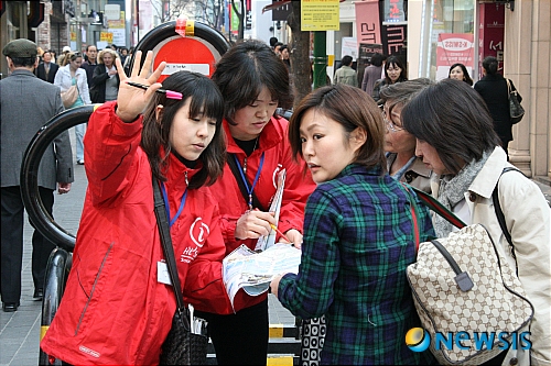 【서울=뉴시스】양길모 기자 = 서울시는 23일부터 외국인들에게 잘 유명한 서울의 관광명물인 '움직이는 관광안내소'를 명동과 남대문에 이어 신촌, 이태원, 동대문, 인사동 등에서도 운영한다고 22일 밝혔다.   '움직이는 관광안내소'는 시가 지난해 1월부터 외국인 관광객 방문이 많은 명동지역을 중심으로 영어, 일어, 중국어에 능통한 관광안내원이 'Information'의 첫 글자인 ⓘ가 찍힌 빨간 조끼를 입고 관광객을 찾아가 불편을 해결해 주는 신개념 가이드 서비스다. (사진=서울시 제공)   photo@newsis.com