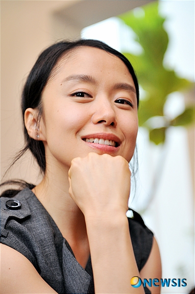 【서울=뉴시스】전진환 기자 = 21일 오후 영화 '하녀'로 제63회 칸 국제영화제 공식 경쟁 부문에 진출한 영화배우 전도연이 서울 종로구 소격동의 한 카페에서 뉴시스와 인터뷰 중 포즈를 취하고 있다.&nbsp; amin2@newsis.com 