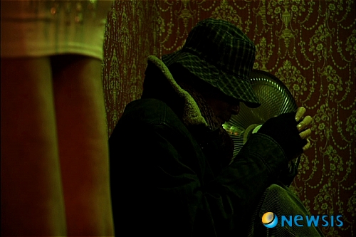 【서울=뉴시스】진현철 기자 = 영화 ‘섹스 볼란티어’(감독 조경덕)가 5월5일 개막하는 제10회 이탈리아 밀라노 국제영화제의 감독·편집상 후보에 올랐다.&nbsp; ‘섹스볼란티어’는 장애인과 성매매 여성들의 인권문제를 제기한 작품이다.&nbsp; 2009 브라질 상파울루 국제영화제에서 심사위원 만장일치 대상을 차지했고, 2010 미국 휴스턴 국제영화제에서 브론즈 레미상을 수상했다. 싱가포르 국제영화제 경쟁부문에 진출했고, 아르헨티나 부에노스아이레스 독립국제영화제와 캐나다 릴월드영화제에도 초청받았다./agacul@newsis.com