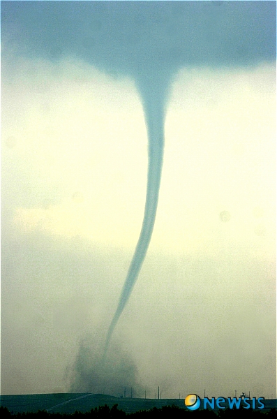 【서울=뉴시스】원추의 [오늘의 운세] 2010년 4월24일 토요일 (음력 3월11일)&nbsp; ▶ 쥐띠 = 남의 떡은 크게 보이고 자기 떡은 작아 보일 때. 욕심으로 이것저것 손대놓고 끝마무리를 못할 수. 2·5·7월생 건강에 주의할 것. 당신이 여자라면 남편이 변동하려 것을 말려야 한다. 검정색은 금물.&nbsp; ▶ 소띠 = ㄱ·ㅇ·ㅈ 성씨 노력과 용기가 있어야 할 때. 지혜를 모아 변신을 꾀하라. 안 되는 것을 미련스럽게 마음에 담고만 있지 말 것. 2·3·11월생은 돼지·뱀·원숭이띠를 멀리해야 어려움을 피할 수 있다. 북·동쪽은 길향.&nbsp; ▶ 범띠 = 전업을 하려면 지금이 찬스다. 1·3·12월생 ㄱ·ㅂ·ㅎ 성씨 동남간으로 옮길 수 있다. 개·범·돼지띠에게 도움 받겠지만 실언으로 멀어질 수 있으니 조심하라. 투기는 삼갈 것. 건강에 위험이 따를 수.&nbsp; ▶ 토끼띠 = 남의 것을 내 것으로 만들기 위해서는 심신이 고달픈 법. 2·5·9월생 관재수가 따를 수 있으니 주의하라. 가족과의 별거수 조심. 돼지·말·닭띠가 혹이 될 수 있으니 경계하라. 63년생 ㅅ·ㅂ·ㅍ 성씨 기쁜 소식 들릴 듯.&nbsp; ▶ 용띠 = 자기 손을 묶어 놓은채 남의 손을 빌려서 일을 처리하려니 서로가 피곤하겠다. 적이 아주 가까운 곳에서 당신을 지켜보고 있다. 경계하라. 1·5·9월생 부부 화합의 장을 열 것.&nbsp; ▶ 뱀띠 = 원치 않은 이사수가 있을 수 있으니 언행을 조심할 것. 특히, 4·8·11월생 매사를 침착하게 대하라. 판매·출판·식품업 종사자는 방황하며 애정에도 금이 갈 수 있다. 사람을 다스리는 법을 잘 배우도록.&nbsp;&nbsp; ▶ 말띠 = 자칫 잘못하다가 이것저것 다 놓칠 수 있겠다. 중간에서 신중히 판단해야 할 때. 개·용·양띠에게 시달리겠다. 그들을 가볍게 대하다간 생업까지 흔들릴 듯. ㄱ·ㅂ·ㅊ 성씨 남자는 자금 융통 문제로 지치겠다. 여자는 대인관계로 인해 머리 아플 때.&nbsp; ▶ 양띠 = 67년생 미혼자는 목이 마르다고 아무 물이나 마시지 마라. 조금만 참으면 사막 한 가운데 있는 것 같은 오아시스가 나타날 듯. ㅈ·ㅁ·ㅎ 성씨는 급히 서두르다가 직장까지 잃을 수 있으니 조심하라. 5·7·9월생 남서쪽에 귀인 있겠다.&nbsp; ▶ 원숭이띠 = 2·6·8월생 닭·말·쥐띠와 점점 멀어지는 격. 용서와 관용 없이는 재회할 수 없겠다. 혼자만 생각 말고 자녀를 생각할 때. 파란색·회색이 길.&nbsp; ▶ 닭띠 = 69년생 5·9·11월생 아는 것이 많아 항상 자신감이 넘치겠다. 그렇다고 매사 자존심만 세우다가는 좋은 것을 놓치게 될 수 있으니 조심. ㅅ·ㅊ·ㅎ 성씨 개·용띠 생각하다 마음도 육체도 모두 빼앗길 수 있을 듯.&nbsp; ▶ 개띠 = 남들보다 뛰어난 능력을 갖췄다. 그러나 방황의 길에 들어서 능력도 발휘하지 못하고 주저앉아 있는 격. 특히, 4·8·12월생이 심하다. 생각을 바꾸면 모든 것이 변할 수 있으니 힘을 내라. ㄱ·ㅈ·ㅂ 성씨 사랑하는 사람과 별거수 있으니 방심하지 말 것.&nbsp; ▶ 돼지띠 = 목적 없이 길을 걸으면 피곤하기만 하다. 음식업을 운영하는 자는 여자에게만 일을 맡기고 자기는 나 몰라라 하고 있는 격. 한술에 배부르기 바라는 것은 어리석은 짓이다. 3·4·11월생 뱀·용·닭띠가 당신을 원망하고 있다./구삼원 원장 02-959-8493·010-5584-9393 