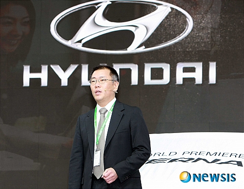 【중국(베이징)=뉴시스】김훈기 기자 = 현대차는 23일(현지시각) 중국 베이징의 신 국제전람중심에서 열린 ‘2010 베이징모터쇼’에 신형 중국형 베르나(프로젝트명 RC)를 세계 최초로 공개했다.&nbsp; 이날 정의선 부회장은 신형 베르나 출시 행사를 직접 주관하며 언론에 회사의 비전과 중국내 성장 계획을 밝혔다.&nbsp; 그는 “중국은 현재 세게 최대 규모의 자동차 시장으로, 고객들의 선호도와 요구는 새로운 트렌드가 되고 있다”며 “월드클래스 자동차회사로 올라서기 위한 목표를 가진 현대차는 역동적인 중국시장에서 리딩 플레이어가 될 것”이라고 자신했다.&nbsp; 이어 “중국은 가장 중요한 시장 중 하나”라며 “우리는 그 중요성을 놓치지 않고 혁신적 디자인과 뛰어난 연비 등을 통해 고객 만족을 높여갈 것을 약속한다”고 말했다.&nbsp; 정 부회장은 “현대차는 자동차 업계의 친환경리더를 목표로 하고 있다”며 “가까운 시일 내에 중국 모델 라인업에서도 몇 가지 흥미로운 친환경모델을 추가할 것”이라고 소개했다.&nbsp; 정 부회장은 현대차 전시관에서의 일정을 마무리 한 뒤 인근에 자리한 BYD 전시장을 방문해 직접 자동차에 올라보고 이것저것 만져보는 등 오랜 시간 둘러보며 깊은 관심을 보였다. 이후 닛산 전시장을 둘러보기도 했다.&nbsp; 사진은 신차 공개에 앞서 인사말을 하고 있는 정의선 현대차 부회장.(사진 = 현대차 제공) / photo@newsis.com