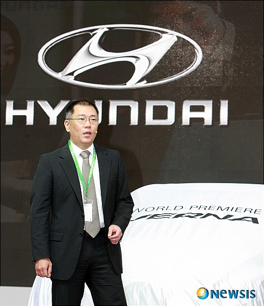 【중국(베이징)=뉴시스】김훈기 기자 = 현대차는 23일(현지시각) 중국 베이징의 신 국제전람중심에서 열린 ‘2010 베이징모터쇼’에 신형 중국형 베르나(프로젝트명 RC)를 세계 최초로 공개했다.&nbsp; 이날 정의선 부회장은 신형 베르나 출시 행사를 직접 주관하며 언론에 회사의 비전과 중국내 성장 계획을 밝혔다.&nbsp; 그는 “중국은 현재 세게 최대 규모의 자동차 시장으로, 고객들의 선호도와 요구는 새로운 트렌드가 되고 있다”며 “월드클래스 자동차회사로 올라서기 위한 목표를 가진 현대차는 역동적인 중국시장에서 리딩 플레이어가 될 것”이라고 자신했다.&nbsp; 사진은 신차 공개에 앞서 인사말을 하고 있는 정의선 현대차 부회장.(사진 = 현대차 제공) / photo@newsis.com 