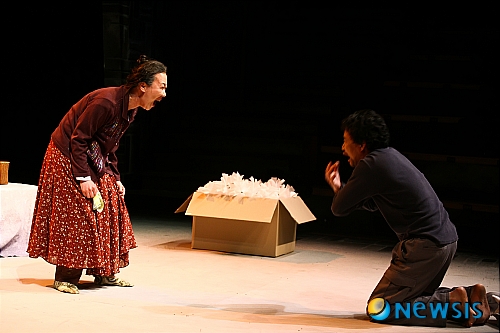 【서울=뉴시스】최성욱 인턴기자 = 2010년 ‘신진연출가 기획전’ 선출작 중 첫 번째 연극 ‘당신의 잠’이 23일 남산예술센터에서 개막했다. ‘죽음’이 소재다. 시한부 삶을 선고받은 어머니와 게이 아들의 이야기다. 자궁암 말기로 죽음을 앞둔 엄마는 보이스 피싱이 걸려들어 돈을 날린다. 아들은 공장에서 실직한다. 아들은 자신의 정체성을 숨기려다가 엄마에게 들킨다. 이런 아들을 상대로 친구와 그의 아내는 사기를 치려 든다. 아들이 동성애자라는 사실을 안 엄마는 아들에게 독약을 먹인다. 아들은 만신창이가 돼 연인을 찾아가지만, 외면 당한다. 결국, 죽어가는 엄마 곁으로 돌아온 아들은 세상에 미련을 버리고 엄마의 죽음을 이해해간다. ‘당신의 잠’은 죽음과 이별 앞에 선 모자의 몸부림이다. 아무렇지도 않게 죽음을 말하는 세상에 살고 있는 사람들에게 죽음을 재고하라고 외친다. ‘죽음은 어떤 것인가’라는 질문을 스스로에게 던지라고 한다. 여성 연출자 동이향(35)씨가 죽음을 색다르게 해석하고 새롭게 발견하는 실험적 무대를 선보인다. 백현주(40)가 엄마, 김용준(39)이 아들을 연기한다. 성노진(38), 박성연(35) 등이 함께 한다. 연극은 5월2일까지 계속된다. 화~금요일 오후 8시, 토요일 오후 3·7시, 일요일 오후 3시. 2만5000원. 02-758-2150/secret@newsis.com