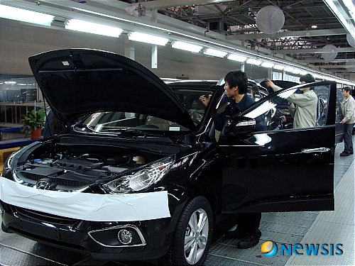 【울산=뉴시스】조현철 기자 = 중국 북경시 순의구에 위치한 북경현대차 2공장에서 직원들이 출고하기전 자동차를 최종 점검하고 있다.&nbsp;&nbsp; 북경현대는 지난해보다 17% 증가한 67만대를 올해 판매, 시장 점유율 7.2%, 판매 순위 4위를 목표로 하고 있다. <관련기사 있음>&nbsp; jhc@newsis.com&nbsp; 