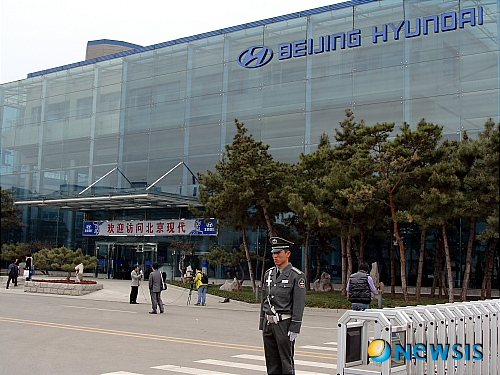 【울산=뉴시스】조현철 기자 = 중국 북경시 순의구에 위치한 북경현대 공장 정문에 경비가 근무 중인 가운데 그 뒤로 공장 방문 환영 현수막이 붙어 있다.&nbsp; 북경현대는 지난해보다 17% 증가한 67만대를 올해 판매, 시장 점유율 7.2%, 판매 순위 4위를 목표로 하고 있다. <관련기사 있음>&nbsp; jhc@newsis.com&nbsp; 