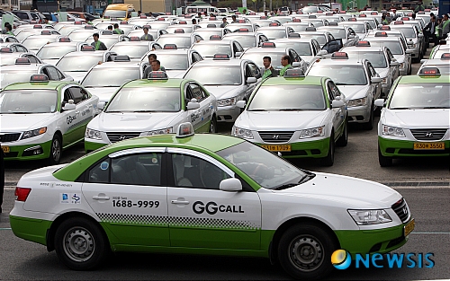 【수원=뉴시스】강종민 기자 = 26일 오전 경기 수원종합운동장에서 경기도 통합브랜드 콜택시(GG콜)들이 발대식을 마치고 본격 운행에 돌입하고 있다.&nbsp; 경기도내 어느 지역에서나 동일한 전화번호(1688-9999)로 호출해 이용할 수 있는 통합브랜드 콜택시 'GG콜'은 도내 4천250대의 택시가 참여하고 있으며 연말까지 7천대로 늘릴 계획이다.&nbsp; ppkjm@newsis.com