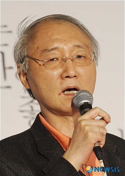 【서울=뉴시스】김종현 기자 = 26일 오후 대학로 한성아트홀에서 열린 마광수 원작 연극 '나는 야한 여자가 좋다' 제작발표회에 참석한 마광수 교수가 이야기하고 있다.&nbsp; kim-jh@newsis.com