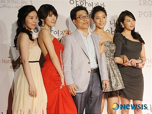 【서울=뉴시스】김종현 기자 = 26일 오후 대학로 한성아트홀에서 열린 마광수 원작 연극 '나는 야한 여자가 좋다' 제작발표회에 참석한 배우와 연출이 밝은 모습으로 포즈를 취하고 있다.&nbsp; kim-jh@newsis.com