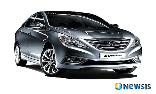 【서울=뉴시스】정병준 기자 = 현대자동차는 미국 자동차 평가 전문잡지 '카 앤 드라이버'지 5월호에 게재된 신형 쏘나타, 혼다 어코드, 스바루 레거시의 동급 3차종 비교 평가에서 쏘나타가 대부분의 평가 항목에서 우세를 보이며 최고의 평가를 받았다고 27일 밝혔다.&nbsp; 쏘나타는 ▲내·외장 디자인의 우수성 ▲뛰어난 가속성능과 연비 ▲다양한 편의사양 ▲안락한 승차감 등 대부분의 영역에서 혼다 어코드와 스바루 레거시보다 우세한 평가를 받았다(사진=현대자동차 제공)./ photo@newsis.com&nbsp;&nbsp;&nbsp; 