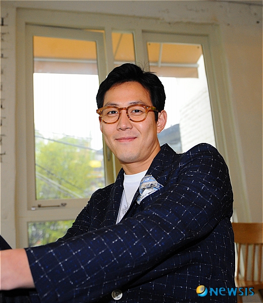 【서울=뉴시스】최한규 기자 = 28일 오후 서울 종로구 삼청동 한 카페에서 영화 ‘하녀’로 3년만에스크린으로 복귀하는 영화배우 이정재씨가 취재진에게 포즈를 취하고 있다.&nbsp; chk@newsis.com 