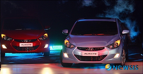 【부산=뉴시스】하경민 기자 = 자동차의 모든 것을 한자리에서 살펴볼 수 있는 '2010부산국제모터쇼'가 오는 30일부터 5월9일까지 부산 해운대 벡스코에서 화려하게 막을 연다.&nbsp; 부산국제모터쇼를 주관하는 벡스코는 29일 국내외 완성차의 컨셉카, 쇼카, 신차, 미래형 자동차 등을 언론에 미리 공개하는 프레스데이 행사를 열었다.&nbsp; 현대차가 '아반떼' 후속 모델 'MD(프로젝트명)'를 세계 최초로 공개하고 있다.&nbsp; yulnetphoto@newsis.com