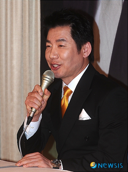 【서울=뉴시스】박종민 기자 = 배우 박상원이 29일 오후 서울 여의도 CCMM 빌딩에서 열린 MBC 드라마 '황금물고기' 제작발표회에서 인사말을 하고 있다.&nbsp; MBC 드라마 '황금물고기'는 오는 5월 3일부터 방영된다.&nbsp; jmc@newsis.com