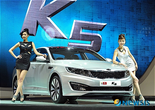 【부산=뉴시스】김훈기 기자 = 기아자동차는 29일 부산 해운대 벡스코(BEXCO)에서 개최된 2010 부산모터쇼 언론공개 행사에서 서영종 사장을 비롯한 회사 관계자들과 기자단 등 500여 명이 참석한 가운데 중형세단 ‘K5’의 신차발표회를 갖고 본격 시판에 들어갔다.&nbsp; K5는 4년간의 연구개발기간 동안 총 4000억 원을 투입해 완성됐다. 차값은 ▲2.0 모델 2145만 원~2725만 원 ▲2.4 모델 2825만 원~2965만 원 ▲LPi 모델 1580만 원~2035만 원이다.(A/T 기준)(사진 = 기아차 제공) / photo@newsis.com 