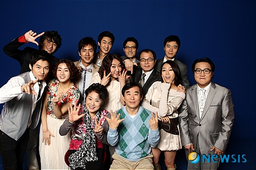 【서울=뉴시스】유상우 기자 = 케이블채널 tvN 다큐멘터리 드라마 ‘막돼먹은 영애씨’가 시즌 7까지 나온다. tvN은 “막돼먹은영애씨 시즌7을 5월14일부터 금요일 오후 11시에 방송한다”며 “7에서는 서른세살 된 영애가 일과 사랑에 있어 인생의 가장 중요한 선택의 갈림길에 놓인 상황을 진솔하게 풀어나간다”고 29일 밝혔다. 국내 드라마 처음으로 장수 시즌으로 이어지는 ‘막돼먹은 영애씨’는 현실적인 이야기와 공감가는 에피소드로 마니아층을 형성하고 있다. 흔들리는 6㎜ 카메라 앵글과 상황설명 자막, 내레이션 등으로 기존의 드라마와 차별화했다. 시즌7에서 대머리 수리 ‘형관’(유형관)은 그동안 팀장으로 일해온 그린기획을 박차고 나와 이전 회사 ‘아름다운 사람들’ 재건에 돌입한다. ‘영애’(김현숙)는 탄탄하고 규모가 큰 그린기획에 남을 것인지, 환경은 영세하지만 형관과 오랜 의리를 지킬 것인지 고민에 빠지게 된다. 박준화 PD는 “시즌7까지 오다 보니 출연진은 서로 눈빛만 봐도 통하는 사이가 됐다”며 “이번 시즌에서는 통상적으로 노처녀들이 겪게 되는 다양한 인생의 기로를 담아낸다”고 전했다./swryu@newsis.com