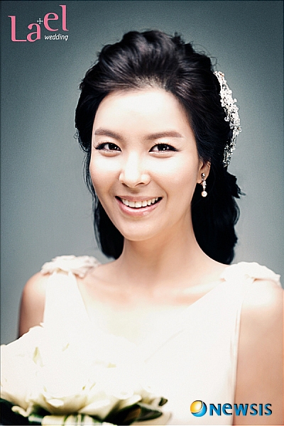 【서울=뉴시스】유상우 기자 = KBS 백승주(34) 아나운서가 29일 오후 6시30분 서울 소공동 롯데호텔에서 동갑내기 회사원과 결혼식을 올렸다. 백씨의 은사가 주례를 서고, KBS 한석준 아나운서가 사회를 봤다. 2003년 KBS에 입사한 백씨는 ‘상상플러스’와 ‘VJ특공대’, ‘KBS 뉴스타임’, ‘백승주의 상쾌한 아침’, ‘KBS 월드뉴스’ 등을 진행했다. ‘과학카페’, ‘TV는 사랑을 싣고’와 보이는 라디오 ‘책 읽는 사람들’, ‘KBS 아침 뉴스’를 맡고 있다./swryu@newsis.com