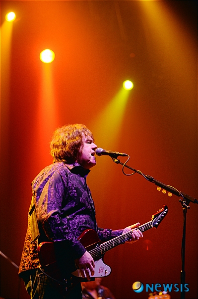 【서울=뉴시스】이재훈 기자 = 천안함 희생자들을 위해 연주하겠다던 영국의 기타리스트 게리 무어(58)가 약속을 지켰다.&nbsp; 30일 밤 서울 올림픽공원 펜싱경기장에서 열린 첫 내한공연에서 “천안함 사건으로 목숨을 잃은 분들과 가족들에게 이 곡을 바친다”며 자신의 대표곡 ‘스틸 갓 더 블루스(Still Got The Blues)’를 연주하며 불렀다.&nbsp; 천안함의 슬픔만 표현한 것은 아니다. 그의 기타는 살아있는 생물처럼 반응했다. 무대 내내 기타와 희로애락을 공유했다.&nbsp; 감미로운 연주는 멜로 영화, 블루스는 에로 영화, 격정적이 되면 액션 영화를 찍는 듯했다. 그 때마다 청중은 동시에 관객이 됐다. <관련기사 있음> realpaper7@newsis.com 