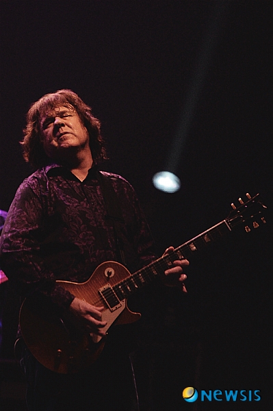 【서울=뉴시스】이재훈 기자 = “당신의 얼굴을 본 지 많은 시간이 흘렀어. 당신이 차지했던 내 마음에는 빈 공간만 남아 있어(So many years since I’ve seen your face. Here in my heart there’s an empty space where you used to be)”&nbsp; 천안함 희생자들을 위해 연주하겠다던 영국의 기타리스트 게리 무어(58)가 약속을 지켰다. 무어는 30일 밤 서울 올림픽공원 펜싱경기장에서 열린 첫 내한공연에서 “천안함 사건으로 목숨을 잃은 분들과 가족들에게 이 곡을 바친다”며 자신의 대표곡 ‘스틸 갓 더 블루스(Still Got The Blues)’를 연주하며 불렀다.&nbsp; ‘세상에서 가장 슬픈 기타를 연주하는 사나이’라는 별명답게 무어의 기타는 애달프고 구슬프게 울었다. 걸걸한 목소리로 슬픔은 배가됐다. 4000여명의 청중은 숙연하게 연주와 노래를 경청했다.&nbsp; 천안함 희생자 영결식이 치러진 다음날 해외 기타리스트의 콘서트는 일종의 위령제가 됐다. 무어는 공연 전 e-메일 인터뷰에서 “(천안함 침몰로 인해) 젊은 군인들이 목숨을 잃다니 굉장히 불행한 일이다. 이들을 위로하는 연주를 하고 싶다”고 밝혔다. 무어는 1983년 소련 전투기에 의해 격추된 KAL기 사건을 비판한 ‘머더 인 더 스카이스’로 한국 팬들에게 존재를 알린 바 있다.&nbsp; 무어가 천안함의 슬픔만 표현한 것은 아니다. 그의 기타는 살아있는 생물처럼 반응했다. 무대 내내 기타와 희로애락을 공유했다.&nbsp; 감미로운 연주는 멜로 영화, 블루스는 에로 영화, 격정적이 되면 액션 영화를 찍는 듯했다. 그 때마다 청중은 동시에 관객이 됐다.&nbsp;&nbsp;&nbsp;&nbsp; 무어는 ‘오 프리티 우먼(Oh Pretty Woman)’과 ‘배드 포 유 베이비(Bad For You Baby)’로 무대를 강렬하게 열어젖혔다. 이어 ‘다운 더 라인(Down The Line)’에서는 손가락이 보이지 않을 정도로 현란한 핑거링을 선보이며 블루스의 진수를 뽐냈다.&nbsp; ‘해브 유 허드(Have You Heard)’와 ‘올 유어 러브(All Your Love)’, ‘아이 러브 유 모 댄 유일 에버 노(I Love You More Than You’ll Ever Know)’, ‘투 타이어드(Too Tired)’ 등이 울려퍼질 때 객석은 넋을 잃었다.&nbsp; 강력하면서도 블루스한 기타 사운드는 공연장을 진동시켰고 팬들은 전율했다. 기타에 심취, 입을 벌린 채 한껏 일그러진 표정에서는 뮤지션의 진면목이 확인됐다.&nbsp;&nbsp;&nbsp; 무어는 ‘스틸 갓 더 블루스’와 ‘워킹 바이 마이셀프(Walking By Myself)’를 들려준 뒤 본 공연을 마쳤다.&nbsp; 첫 번째 앙코르 ‘더 블루스 이스 올라이트(The Blues is Alright)’가 흘러나오자 모든 팬들이 자리에서 일어나 흥겨움에 몸을 떨었다. 두 번째 앙코르는 블루스 팬들에게는 전설 같은 곡 ‘파리지엔 워크웨이스(Parisenne Walkways)’였다. 환호작약하지 않는 것이 비정상이었다.&nbsp; 비행기를 오래 타면 심장에 무리가 올 수 있는 특이 질환을 앓고 있는 무어는 “내년에 다시 보자”고 말하며 무대를 떠났다.&nbsp; 북아일랜드 벨페스트 출신인 무어는 열 살 때부터 음악에 관심을 갖고 기타를 배우기 시작해 열세 살 때 독학으로 마스터했다. 1970년 영국 록밴드 ‘스키드 로’의 기타리스트로 정식 데뷔했다. 블루스를 지향하던 그는 그러나 밴드 생활을 하면서 음악이 하드록 쪽으로 기울게 되자 70년대 후반부터 독자적인 길을 걷게 된다.&nbsp; 이후 비비 킹(85), 앨버트 콜린스(1932~1993)와 함께 작업한 앨범 ‘애프터 아워스’(After Hours·1992)와 라이브 앨범 ‘블루스 얼라이브’(1993), 잭 브루스(67)와 진저 베이커(71)가 참여한 ‘어라운드 더 넥스트 드림’(993) 등을 통해 블루스의 절정을 보여줬다./realpaper7@newsis.com 