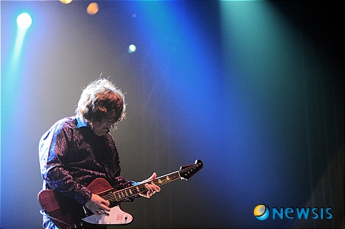 【서울=뉴시스】이재훈 기자 = 천안함 희생자들을 위해 연주하겠다던 영국의 기타리스트 게리 무어(58)가 약속을 지켰다.&nbsp; 30일 밤 서울 올림픽공원 펜싱경기장에서 열린 첫 내한공연에서 “천안함 사건으로 목숨을 잃은 분들과 가족들에게 이 곡을 바친다”며 자신의 대표곡 ‘스틸 갓 더 블루스(Still Got The Blues)’를 연주하며 불렀다.&nbsp; 천안함의 슬픔만 표현한 것은 아니다. 그의 기타는 살아있는 생물처럼 반응했다. 무대 내내 기타와 희로애락을 공유했다.&nbsp; 감미로운 연주는 멜로 영화, 블루스는 에로 영화, 격정적이 되면 액션 영화를 찍는 듯했다. 그 때마다 청중은 동시에 관객이 됐다. <관련기사 있음> realpaper7@newsis.com 