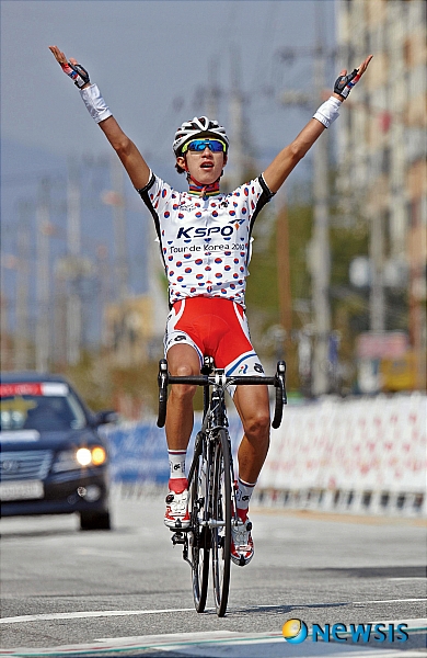 【서울=뉴시스】공효석(24. 서울시청)은 1일 강원 양양부터 춘천까지 145.5km 구간에서 열린 '투르 드 코리아 2010' 9구간 경주에서 4시간8분49초로 우승했다. 사진은 9구간 경주에서 가장 먼저 결승선을 통과하며 환호하는 공효석의 모습.(사진= 투르드코리아2010 조직위원회)