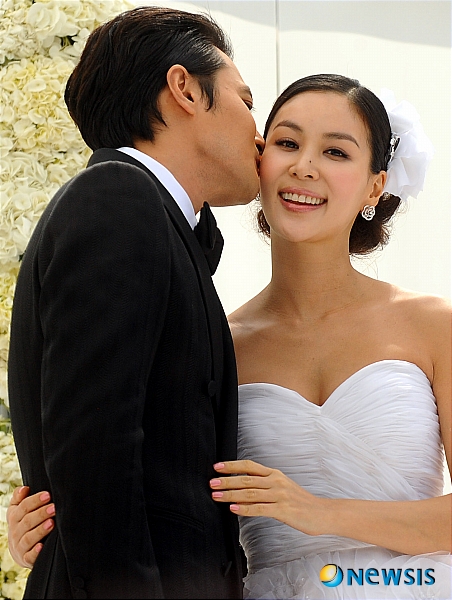 【서울=뉴시스】서재훈 기자 = 배우 장동건과 고소영의 결혼식이 열리는 2일 오후 서울 장충동 신라호텔에서 장-고 커플이 포토타임을 갖고 있다.&nbsp; jhseo@newsis.com