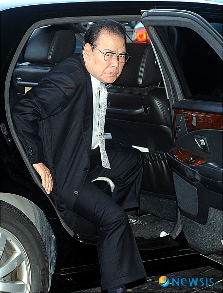 【서울=뉴시스】서재훈 기자 = 배우 장동건과 고소영의 결혼식이 열리는 2일 오후 서울 장충동 신라호텔에서 주례를 맡은 이어령 전 장관이 들어서고 있다.&nbsp; jhseo@newsis.com