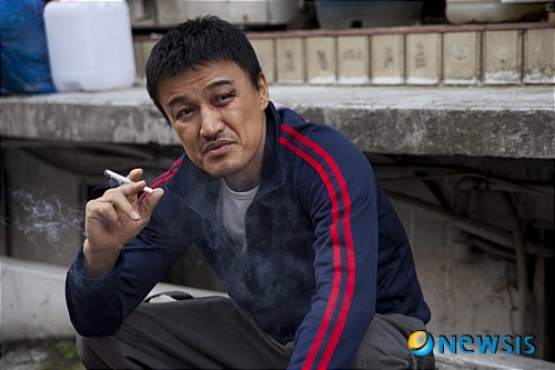 【서울=뉴시스】진현철 기자·김혜선 인턴기자 = “사실 저 유복한 집안에서 자랐거든요. 그런데 관객들이 ‘루저’ 연기를 할 때 더 좋아해주셔서 신기합니다.”&nbsp; 배우 박중훈(44)이 밑바닥 삶을 사는 3류 깡패로 원위치했다.&nbsp; 박중훈의 ‘하류 인생’ 연기는 데뷔작 ‘깜보’(1986)에서 출발한다. 이 영화에 소매치기 ‘제비’로 등장했다. 이후 ‘투 캅스’ 시리즈의 점점 타락 경찰관 ‘강 형사’, ‘게임의 법칙’(1994) 중 건달 ‘용대’ 등도 루저이기는 마찬가지다. 특유의 능청스러움으로 이런 배역을 도맡다시피 했다.&nbsp; 4일 서울 종로 프리머스 피카디리에서 열린 ‘내 깡패 같은 애인’ 시사회에서 박중훈은 “누구나 다 살면서 한 번쯤은 자신이 루저라는 생각을 하게 된다. 그래서 관객들이 내 역할에 감정 이입을 하게 되는 것 같다”고 짚었다.&nbsp; 스스로도 패배자라는 생각이 들 때가 있었다. “관객들에게 외면 받을 때와 그렇지 않을 때의 차이는 굉장히 크다. 10여년 전에 법을 어겨 감옥에 갔다 왔는데, 그 때 내가 루저라는 생각이 들더라.”&nbsp; 박중훈은 전작 ‘해운대’에 쓰나미를 예고하는 해양지질학자로 출연했다. 그리고, 전문직 지식인은 자신에게 맞지 않는다는 것을 깨달았다. “윤제균 감독과 나는 그 역할에 굉장히 만족했는데 관객들 반응은 별로였잖느냐. 내가 그때 쓰나미를 막았어야 했는데, 관객들이 내 무능력한 모습을 별로 안 좋아했나보다. 윤 감독이 내게 ‘선배는 팔딱팔딱 뛰는 연기를 해야 한다’면서 ‘곧 시나리오를 주겠다’고 했다. 그래서 준 게 이 ‘내 깡패 같은 애인’의 시나리오였다.”&nbsp; 전성기의 모습을 다시 본 것 같다는 반응에는 거부감을 드러냈다. “내가 이제 40대 중반인데 전성기란 표현은 좀 그렇다. 나는 나에게 아직 전성기가 안 왔다고 생각한다.”&nbsp; 상대역 정유미(27)도 잘 보듬었다. 정유미가 “(나의 배역인) ‘세진’이 ‘동철’(박중훈)에게 도움을 받는 것처럼 나도 요새 박중훈 선배의 도움을 많이 받는다. 내가 부족한 걸 많이 느낀다”며 눈물을 왈칵 쏟자 박중훈은 “이렇게 감성이 풍부한 후배와 연기할 수 있어서 행복했다”며 다독였다.&nbsp; 박중훈은 “연기 인생 25년 만에 처음으로 오늘 시사회장 앞에서 현금 2만원을 주웠다”며 “좋은 징조가 아니겠느냐”고 너스레를 떨기도 했다./agacul@newsis.com