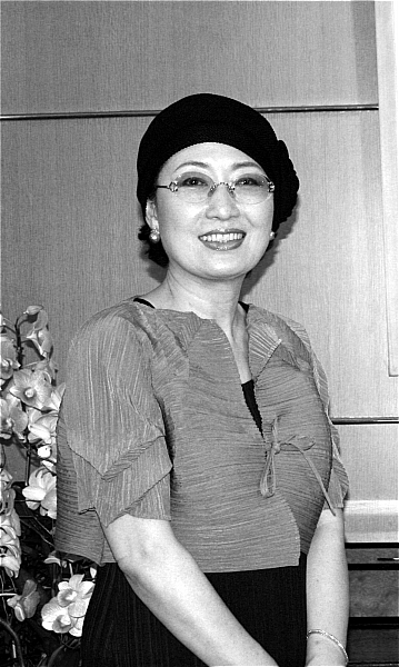 【서울=뉴시스】유상우 기자 = 여성의 뒷모습을 결정짓는 매력 포인트는 ‘엉덩이’다. 뒤태는 엉덩이 선이 완성한다. 카라의 ‘엉덩이춤’, 브라운아이드걸스의 ‘시건방춤’, 현아의 ‘골반춤’ 등 가수들 사이에서 엉덩이춤이 유행할 정도로 엉덩이는 가슴과 함께 여성의 성을 대표하는 매력적인 신체부위다.&nbsp; 조각가 김명숙(58)도 엉덩이를 여성의 가장 아름다운 선으로 봤다. “여체에서 조형미를 끌어내는데 엉덩이만큼 아름다운 선은 없다”는 판단이다.&nbsp; 역시나 작품도 ‘엉덩이’가 포인트다. 볼륨감과 리듬감을 표현한 작품은 여체의 아름다움을 극대화시킨다. 간결한 선에서 아름다운 선율이 흐른다. 여성의 풍만한 가슴과 잘록한 허리, 엉덩이를 과감하게 생략하고 변형하며 선을 살린다. 석조와 니켈 합금, 백동 등을 이용해 여체가 주는 구성의 묘미와 도발적인 발랄함도 담아낸다.&nbsp; 작가는 “곡선의 단순화와 아름다운 선을 찾아 볼륨과 리듬감을 표현하면서 인체 조각에서 메시지를 창출하려 했다”고 강조했다. 여체조각은 자신의 몸을 보고 시작했다. “어느 날 거울에 비친 내 모습을 보고 ‘여자의 몸이 이렇게 아름다운가’라는 것을 느꼈다.”&nbsp; 모델링 조각을 고집한다. “최초 흙 작업부터 시작해 완성까지 직접 해낸다”고 설명했다. 그러면서 “최근 조각 전공자들은 모델링 조각이 아닌 도면상으로만 참여한다”며 “작업실도 책상에 컴퓨터만 달랑 있는 경우도 많다”고 지적했다. “그러다보니 손맛도 떨어진다.”&nbsp; 여체 옆에 새가 등장한 최근작이 눈에 띈다. “새는 희망적인 메시지를 담고 있다. 슬픔이나 괴로움보다는 즐거움과 행복함을 주기 위해 새를 집어넣었다”는 설명이다. 작품이 예전보다는 복잡해진 이유는 “많은 것을 보여주고 싶은 욕심이 생겼기 때문”이다. “나이를 먹다보니 작품에 다양한 메시지를 넣고 싶다”며 웃는다. 그러나 크게 두드러지지는 않는다.&nbsp; 그동안 작업해올 수 있었던 것은 목표가 있었기 때문이다. “김명숙미술관을 갖고 싶다는 욕심이 많았다”며 “내가 살다간 흔적을 남기고 싶었다”고 밝혔다. ‘김명숙 미술관’을 짓기 위해 강원도 고성군에 터를 닦아놨다고 귀띔했다. “2500여 평 되는데 짓기만 하면 된다”며 뿌듯해 했다. “환갑기념으로 할 생각이었는데 잘 될지 모르겠다”면서 “그래도 5년 안에 지을 생각”이라며 기대를 부풀렸다. “고성군은 문화적 혜택을 거의 못누리고 있다. 미술관이 하나쯤 들어서면 지역에서도 좋아할 것이다.”&nbsp; 12~22일 서울 인사동 ‘선화랑’에 작품 25점을 전시한다. 벽에 걸기 쉽도록 폴리에스터로 작업한 것도 있다. 02-734-0458/swryu@newsis.com