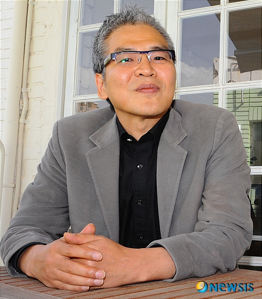 【서울=뉴시스】최한규 기자 = 10일 오후 서울시 종로구 삼청동 한 카페에서 영화 ‘하녀’로 세간의관심을 받고 있는 임상수 감독이 인터뷰 전에 포즈를 취하고 있다. chk@newsis.com