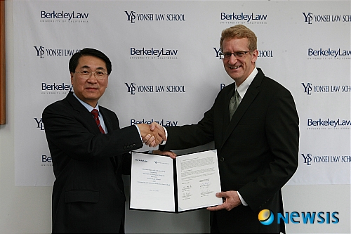 【서울=뉴시스】김미영 기자 = 연세대 법학전문대학원은 12일 미국 버클리 로스쿨과 협정을 맺고 복수학위제도(JD-LLM)를 도입하기로 했다. 왼쪽부터 신현윤 연세대학교 법학전문대학원장과 앤드루 구즈만 버클리 로스쿨 부학장. (사진=연세대 제공) photo@newsis.com